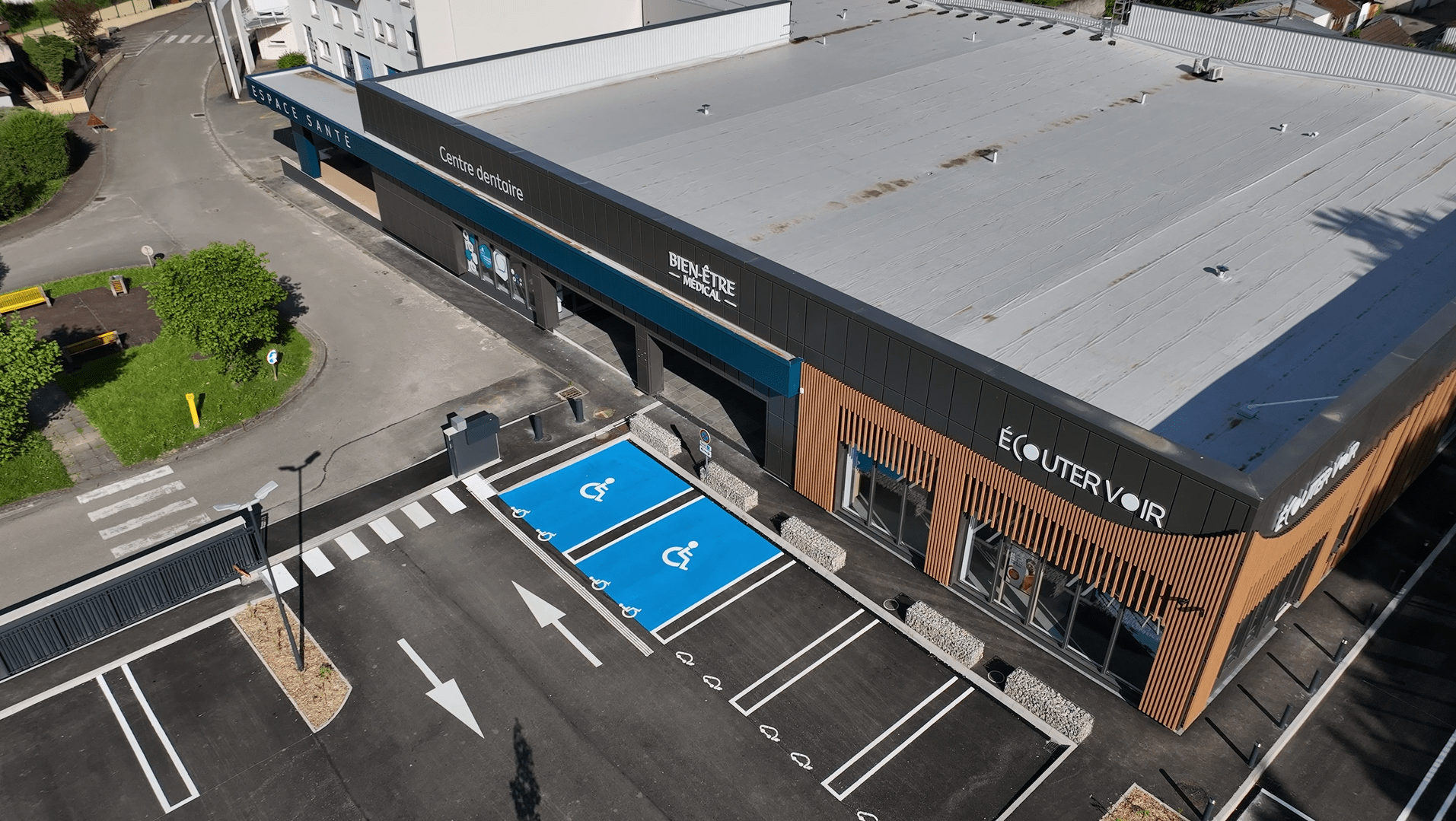 Vue aérienne d'un supermarché transformé en centre de santé par le Groupe H
